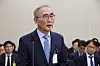 KT CEO Kim Young-shub answers questions from lawmakers during a parliamentary audit held at the National Assembly, western Seoul, on Oct. 29. [YONHAP]