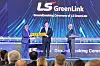 LS Cable & System CEO Koo Bon-kyu, center, holds a street sign reading ″1 LS Way,″ presented by Chesapeake Mayor Rick West, right, in Virgina on April 28. [YONHAP]