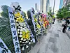 ″HYBE's business management skills - declared dead,″ the message on the flower wreath reads.