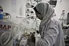A two-month-old Palestinian baby, Eila Sarsak, receives treatment in an incubator at the Patient Friends Hospital in Gaza City, where she has been in intensive care for ten days due to the effects of the cold weather, on Feb. 25. [AP/YONHAP]