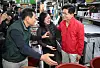 People Power Party presidential candidate Kim Moon-soo, right, speaks with vendors at Garak Market in Songpa District, southerm Seoul, on May 12. [JOONGANG ILBO]