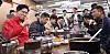 People Power Party presidential candidate Kim Moon-soo, front left, eats blood sausage soup at Garak Market in Songpa District, southerm Seoul, on May 12. [JOONGANG ILBO]