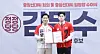 Kim Moon-soo, left, presidential candidate of the People Power Party (PPP), poses for a photo with Kim Yong-tae after presenting him with an appointment certificate during a central election committee appointment ceremony at the PPP headquarters in Yeouido, western Seoul on May 12. [JOONGANG ILBO]