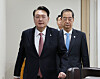President Yoon Suk Yeol, left, and Prime Minister Han Duck-soo, enter a Cabinet meeting Monday at the presidential office in Yongsan, central Seoul. Han briefed Yoon on his meeting with Chinese President Xi Jinping over the weekend. [JOINT PRESS CORPS]