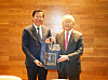 Korea Enterprises Federation Chairman Sohn Kyung-shik, right, presents a gift to Phan Van Mai, chairman of the municipal People's Committee of Ho Chi Minh City, during a Korea-Vietnam business forum held at Lotte Hotel in central Seoul on Monday. [KOREA ENTERPRISES FEDERATION]