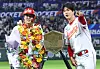 SSG Landers slugger Choi Jeong, left, poses with Kim Kwang-hyun in front of a commemorative sculpture after hitting his 500th home run at Incheon SSG Landers Field in Incheon on May 13. [YONHAP]
