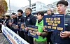 Workers serving in public transportation industry protest in front of the presidential office in Yongsan District, central Seoul, on Tuesday. [NEWS1]