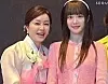 Actor Lee Yu-bi, right, received public backlash when she appeared at her sister's wedding wearing a pink-hued outfit. [SCREEN CAPTURE]