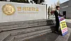A person pickets in front of Yonsei University in western Seoul in early November, criticizing the school's responses to entrance exam leakage. [YONHAP]