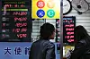 A person exchanges money at a currency exchange booth in Myeong-dong, central Seoul on Oct. 13. [NEWS1]