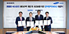 Choi Ick-kyu, third from left, head of mobile and power battery business at Samsung SDI and KG Mobility Chief Strategy Officer Kwak Jeong-hyun, second from left, pose after signing an agreement on Dec. 22 in central Seoul. [SAMSUNG SDI]