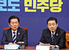 Kim Byung-kee, right, floor leader of the ruling Democratic Party (DP), speaks during a party meeting at the National Assembly in Seoul, attended by DP leader Jung Chung-rae. [YONHAP]