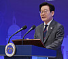President Lee Jae Myung delivers remarks during an official luncheon with Singaporean officials at the presidential office in Yongsan District, central Seoul, on Nov. 2. [YONHAP]