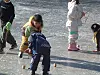 In this undated photo, children play paengi chigi (top spinning) on ice. [JOONGANG ILBO]