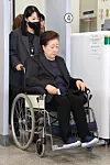 Unification Church leader Han Hak-ja leaves the Seoul Central District Court in southern Seoul after being questioned on charges of illegal connections to the former Yoon Suk Yeol administration on Sept. 22. [YONHAP]