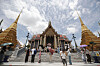 Foreign tourists visit the Temple of the Emerald Buddha in Bangkok, Thailand, on Aug. 18. [EPA/YONHAP]