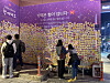Visitors on Wednesday write and post messages to those who lost their lives during the deadly crowd crush in Itaewon on a wall next to the alleyway where the tragedy occurred. [CHO JUNG-WOO]