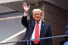 U.S. President Donald Trump waves to the crowd ahead of the final between Italy's Jannik Sinner and Spain's Carlos Alcaraz at the U.S. Open in New York on Sept. 7. [REUTERS/YONHAP]