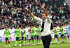 Jeonbuk Hyundai Motors manager Gus Poyet waves to fans at Jeonju World Cup Stadium in Jeonju, North Jeolla on Oct. 18. [YONHAP]