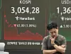 A screen in Hana Bank's trading room in central Seoul shows the Kospi closing at 3,054.28 points on July 4, down 61.99 points, or 1.99 percent, from the previous trading session. [YONHAP]