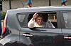 Pope Francis waves to the crowd while riding in the back seat of a Kia Soul during a visit to Korea in 2014. [JOONGANG ILBO]