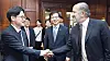 Korean Industry Minister Kim Jung-kwan, left, greets U.S. Commerce Secretary Howard Lutnick for a tariff meeting in Washington, on July 25. [NEWS1]