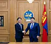 Korean Ambassador to Mongolia Choi Jin-won, left, shakes hands with Mongolian Prime Minister Oyun-Erdene Luvsannamsrai this year. [EMBASSY OF REPUBLIC OF KOREA IN MONGOLIA]