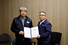 Kim Tae-gyun, head of the Seoul Metro chapter of the Korean Public Service and Transport Workers’ Union, left, and Han Young-hee, acting CEO and head of planning at Seoul Metro, pose for a photo after signing a wage and collective bargaining agreement at the company’s headquarters in Seongdong District, Seoul, on Dec. 12. [SEOUL METRO]