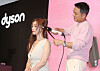 Kim Sun-woo, head stylist at Woosun Hair & Makeup, styles a model's hair with a new hairstyler model by Dyson, during a demonstration event held on Monday in Seongsu-dong, Seongdong District, eastern Seoul. [YONHAP]