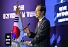 Acting President Han Duck-soo delivers a speech at the Plaza Hotel in Jung District, central Seoul, on Dec. 16. [YONHAP]