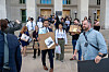 Members of the Pentagon press corp carry their belongings out of the Pentagon after turning in their press credentials, Oct. 15, in Washington. [AP/YONNAP]