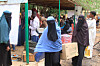 Sudanese women receive humanitarian aid at a centre run by international organisations in the Hatana district of northern Khartoum on Aug. 28. [AFP/YONHAP]
