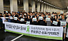 Families of the victims of the Osong flood disaster, survivors and residents demand the punishment of senior officials responsible for the tragedy during a press conference held at the Gungpyeong 2 underpass in Osong-eup, Cheongju, North Chungcheong on Monday, a week before the first anniversary of the incident. The flood on July 15, 2023, claimed 14 lives. [YONHAP]