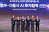 Minister of Science and ICT Bae Kyung-hoon poses with heads of Korea's major telecommunications companies and related institutions at an event held on Aug. 12 at the Westin Josun Hotel in Jung District, central Seoul. From left are: Yoo Ji-sang, chairman of the Korea IT Fund investment operations committee; Lee Chul-hoon, vice president of LG Uplus; Ryu Young-sang, CEO of SK Telecom; Minister Bae; Kim Young-shub, CEO of KT; and Song Jae-Sung, vice president of the Korea Telecommunications Operators Association. [YONHAP]