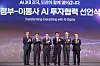 Minister of Science and ICT Bae Kyung-hoon poses with heads of Korea's major telecommunications companies and related institutions at an event held on Aug. 12 at the Westin Josun Hotel in Jung District, central Seoul. From left are: Yoo Ji-sang, chairman of the Korea IT Fund investment operations committee; Lee Chul-hoon, vice president of LG Uplus; Ryu Young-sang, CEO of SK Telecom; Minister Bae; Kim Young-shub, CEO of KT; and Song Jae-Sung, vice president of the Korea Telecommunications Operators Association. [YONHAP]