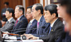 Prime Minister Han Duck-soo, center, speaks during Tuesday's Cabinet meeting at the Central Government Complex in Jongno District, central Seoul, on Tuesday. [NEWS1]