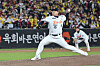 Hanwha Eagles pitcher Ryu Hyun-jin pitches during Game 5 of the Korean Series against the LG Twins at Daejeon Hanwha Life Ballpark in Daejeon on Oct. 31. [YONHAP]