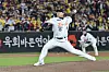 Hanwha Eagles pitcher Ryu Hyun-jin pitches during Game 5 of the Korean Series against the LG Twins at Daejeon Hanwha Life Ballpark in Daejeon on Oct. 31. [YONHAP]