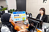 A bank teller and customer talk to each other at a Kwangju Bank branch using the new real-time translation service. [KWANGJU BANK]