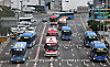 Buses pass the Seoul Station Bus Transfer Center in downtown Seoul on Thursday afternoon after the bus labor union ended its 11-hour general strike. The Seoul Bus Labor Union and management came to a wage agreement at 3:10 p.m. Thursday, according to the Seoul Metropolitan Government. [YONHAP]