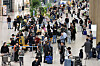 Travelers crowd the arrival hall of Terminal 1 at Incheon International Airport in Incheon on May 6. [NEWS1]