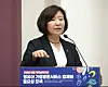 Lee Eun-ju, a professor of social work at the State University of New York at Albany, speaks during a symposium on the need to institutionalize universal home visitation services for infants in Korea that was held at the National Assembly in Yeouido, western Seoul on June 10. [SAVE THE CHILDREN KOREA]