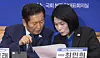 Democratic Party Chairman Jung Cheong-rae (left) speaks with Choi Min-hee, head of the Special Committee on Media Reform for Popular Sovereignty, during the committee’s inaugural session at the National Assembly on Aug. 14. [YONHAP]