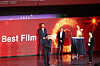 Director Zhang Lu receives the top prize at the Busan International Film Festival, which wrapped up its 10-day run in the coastal city on Friday. [YONHAP]