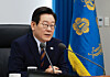 President Lee Jae Myung speaks during a meeting with senior aides at the presidential office in Yongsan District, central Seoul, on Nov. 27. [JOINT PRESS CORPS]
