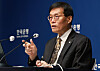 Bank of Korea (BOK) Governor Rhee Chang-yong speaks at a press conference held after the monetary policy board meeting at the BOK building in central Seoul on October 23. The board kept the interest rate steady at 2.50 percent for the third consecutive meeting.[BOK]