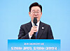 President Lee Jae Myung attends a meeting with young scientists at the Blue House in central Seoul on Feb. 5 to confer scholarship certificates and medals. [JOINT PRESS CORPS]