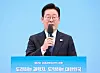 President Lee Jae Myung attends a meeting with young scientists at the Blue House in central Seoul on Feb. 5 to confer scholarship certificates and medals. [JOINT PRESS CORPS]