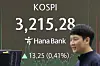 A screen in Hana Bank's trading room in central Seoul shows the Kospi closing at 3,215.28 points on July 15, up 13.25 points, or 0.41 percent, from the previous trading session. [NEWS1]