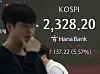 A screen in Hana Bank's trading room in central Seoul shows the Kospi closing at 2,328.20 points on April 7, down 137.22 points, or 5.25 percent, from the previous trading session. [YONHAP]